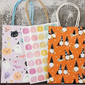 Uroczy, brokatowy zestaw 3 papierowych torebek na Halloween z uchwytami. Niezbędne na psikusa lub psikusa! Dostępne w 3 wzorach!
