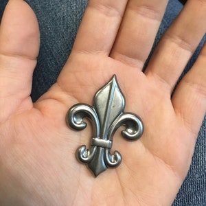Flor de lis de metal