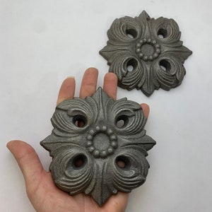 Rosette Medaillon 4 Zoll mit Löcher Gusseisen dekorativen Metall.