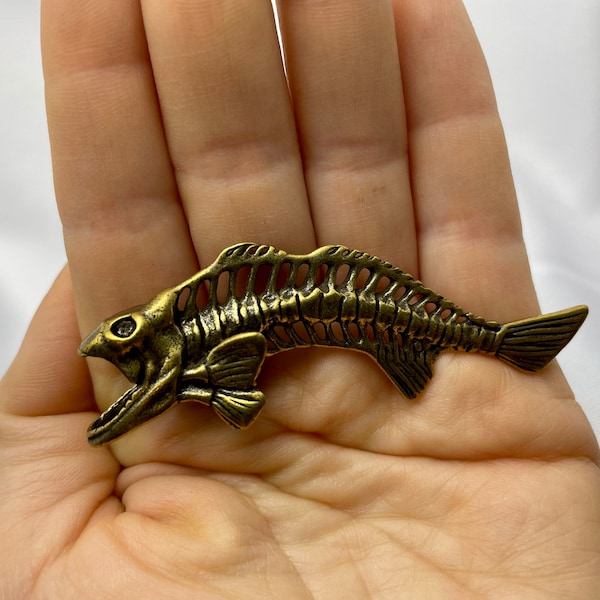 Bronzen metalen viskraal. Visaccessoires sleutelhanger paracord kraal. Metalen vis