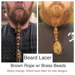 Puede incluir: Un hombre con una larga barba roja lleva una lazada de barba de cuerda marrón con cuentas doradas. La lazada de barba está atada en una trenza y le llega hasta el pecho. El texto "Beard Lacer" y "Brown Rope w/ Brass Beads" es visible debajo de la imagen. El texto "Styles change. Check back often for new designs." es visible debajo del texto.