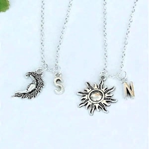 VENTE - lot de 2 colliers lune et soleil, collier initiale, collier de l'amitié, collier meilleure amie, collier meilleur ami, cadeau de Noël.