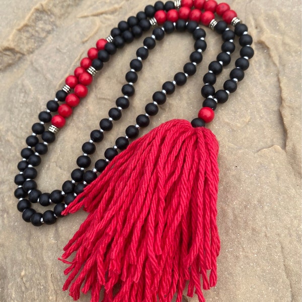 college gameday necklace long beaded tassel necklace black & red Bohemian wood necklace jewelry bulldogs Game day Lavish Lucy Georgia colors