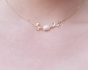 Collier doré à l'or fin et perle d'eau douce pour mariée romantique