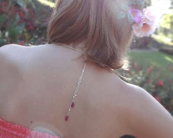 Bijou de dos, pendentif en cristal fuchsia sur chaîne pour robe décolleté dans le dos. Mariage, cérémonie ou soirée.