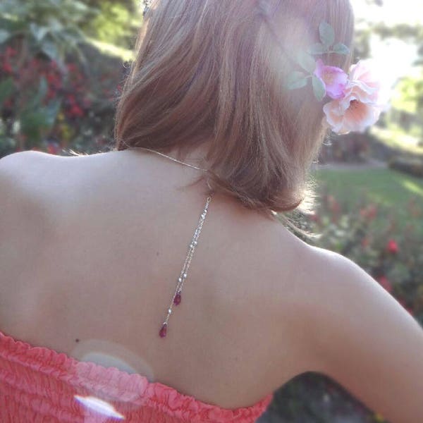 Bijou de dos, pendentif en cristal fuchsia sur chaîne pour robe décolleté dans le dos. Mariage, cérémonie ou soirée.