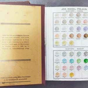 11 pages 576 boutons - Exemples de cartes de vendeur de livres en verre tchèque, partie 2 - Joseph Riedel Polaun, perles tchèques - Excellent état