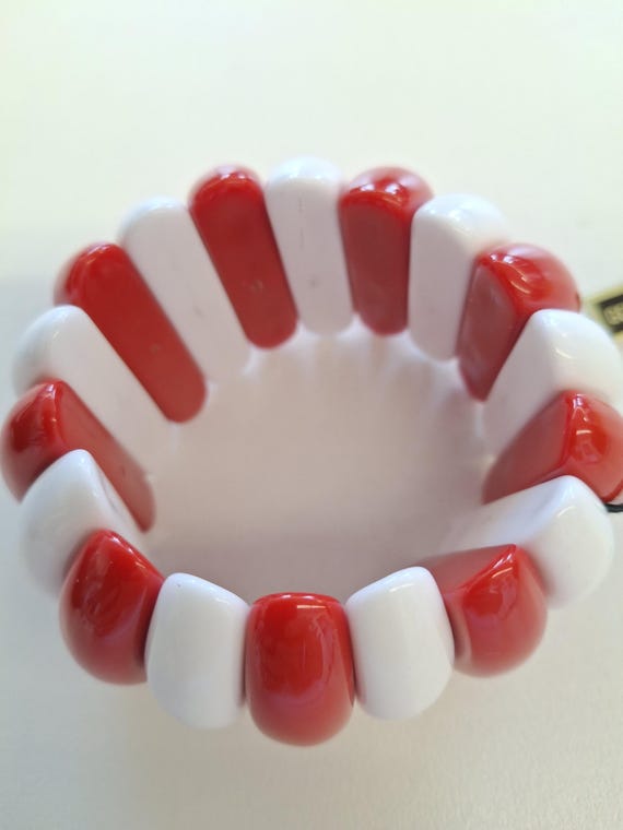 Vintage Lucite Stretcharmband Rot Weiß – Original 80er Jahre – Ungetragen NOS – Elastisches Armband – Retro Schmuck View 2