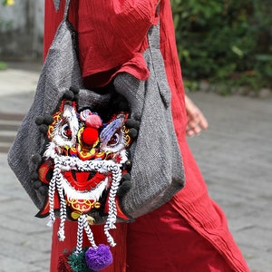 Miya&#39;s Original Ethnic Bag Henneprugzak Schoudertas - Lion Dance
