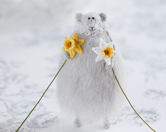 Spring mouse with a daffodil, knitted stuffed rat figurine, rustic spring Easter home decoration, grey wool mouse art doll, mothers day gift