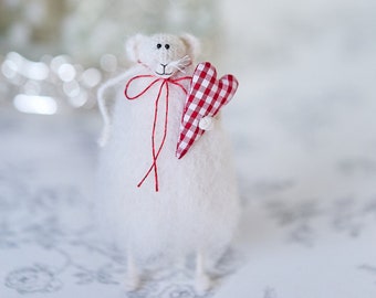 Valentine's Day stuffed mouse with a heart, knitted rat art doll, posable animal figurine, romantic birthday gift for her, thank you gift