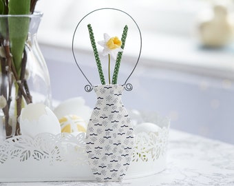 White daffodils in a fabric vase, miniature crochet narcissi, mini faux flowers, spring home decoration, mothers day gift, Easter ornament