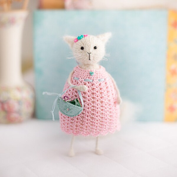 Knitted cat art doll, Knit stuffed pose animal, White cat ornament, Interior plush cat, Posable figurine, Soft sculpture gift for mum sister