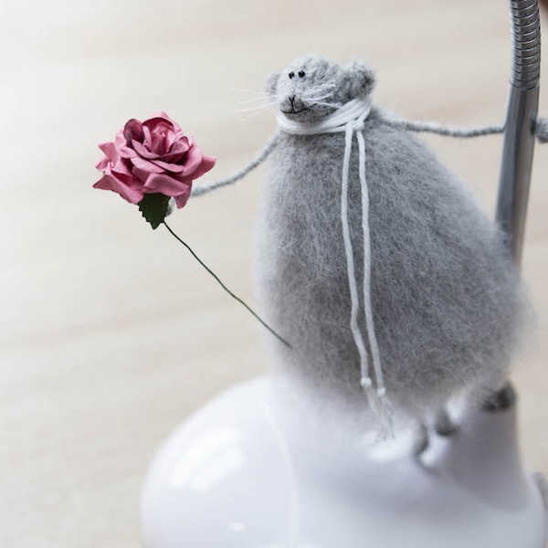 Knitted mouse rat with a pink rose, Romantic Anniversary gift for her, Knit posable figurine, Stuffed animal art doll, Grey soft sculpture