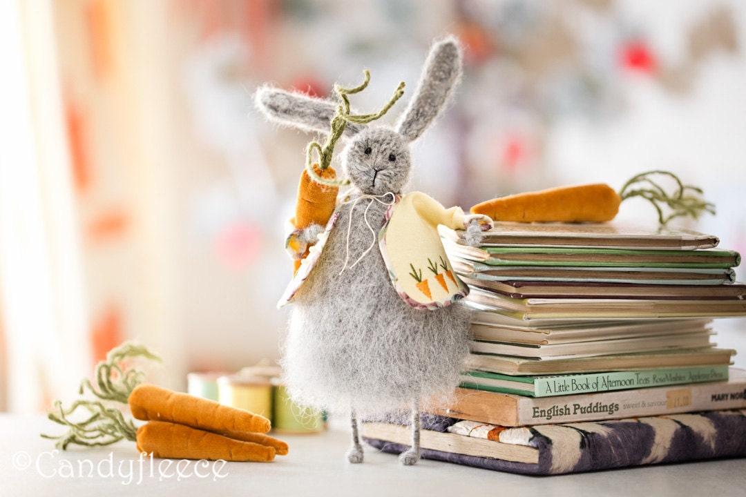 Décoration de Lapin Pâques, Peluche en Tricot Gris avec Carotte, Décoration Rustique La Maison Print