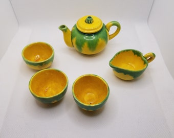 Mini juego de té infantil con esmalte verde y amarillo