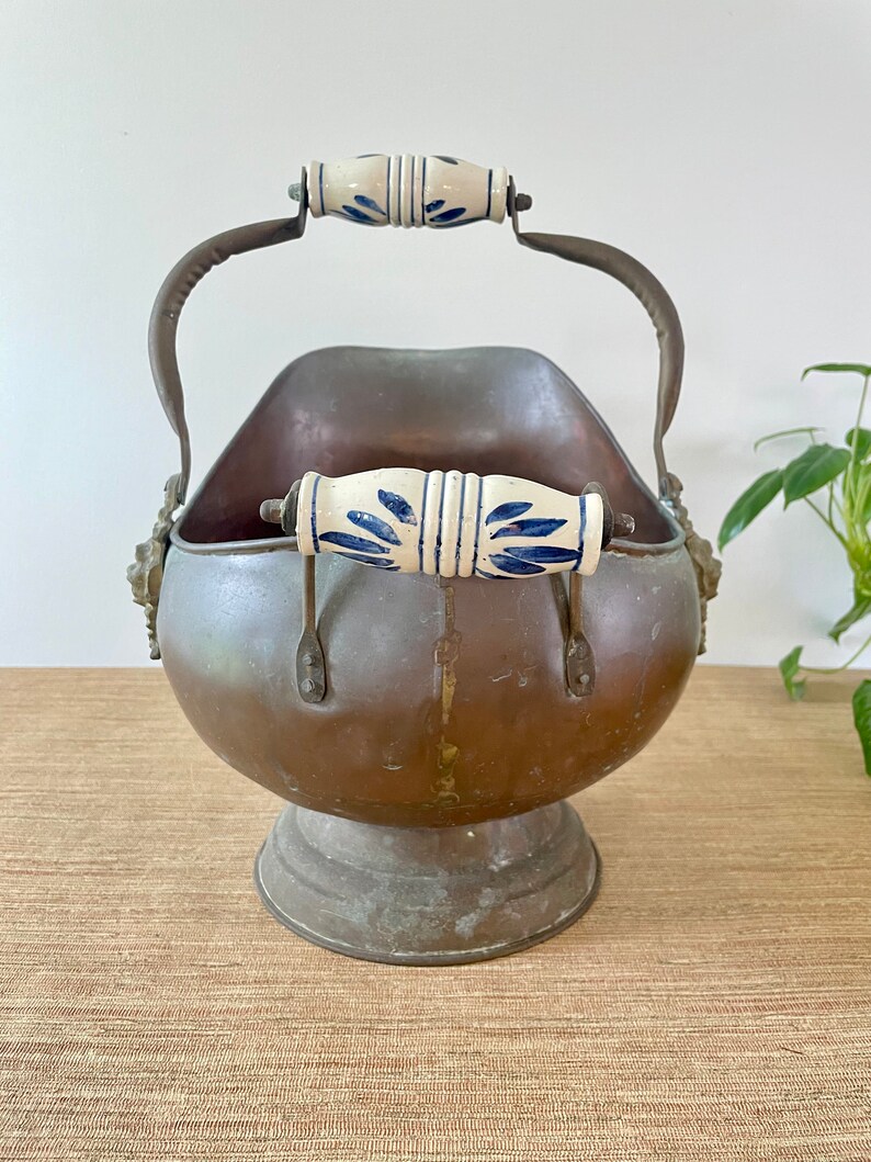 Cubo rústico vintage de cobre y latón con asas de cerámica azul Motivo de cabeza de león imagen 7
