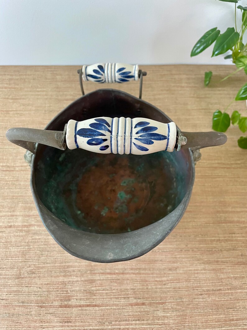 Cubo rústico vintage de cobre y latón con asas de cerámica azul Motivo de cabeza de león imagen 5