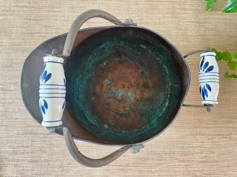 Cubo rústico vintage de cobre y latón con asas de cerámica azul Motivo de cabeza de león imagen 9