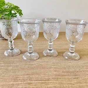 Gobelets deau en verre pressé Avon vintage Ensemble de 4 Heart & Diamond Fostoria Loving Cup image 5