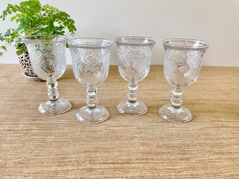 Gobelets deau en verre pressé Avon vintage Ensemble de 4 Heart & Diamond Fostoria Loving Cup image 5