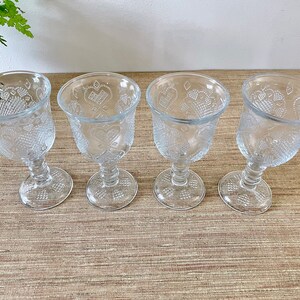 Gobelets deau en verre pressé Avon vintage Ensemble de 4 Heart & Diamond Fostoria Loving Cup image 2