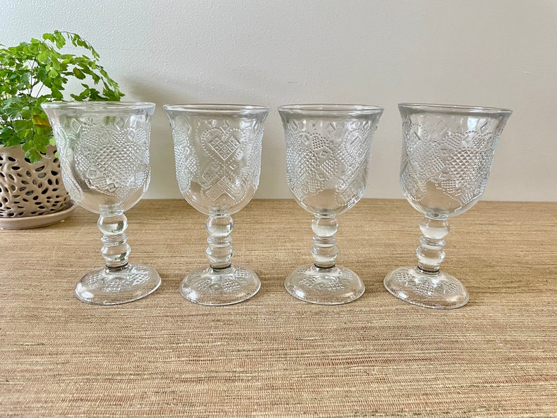 Gobelets deau en verre pressé Avon vintage Ensemble de 4 Heart & Diamond Fostoria Loving Cup image 1