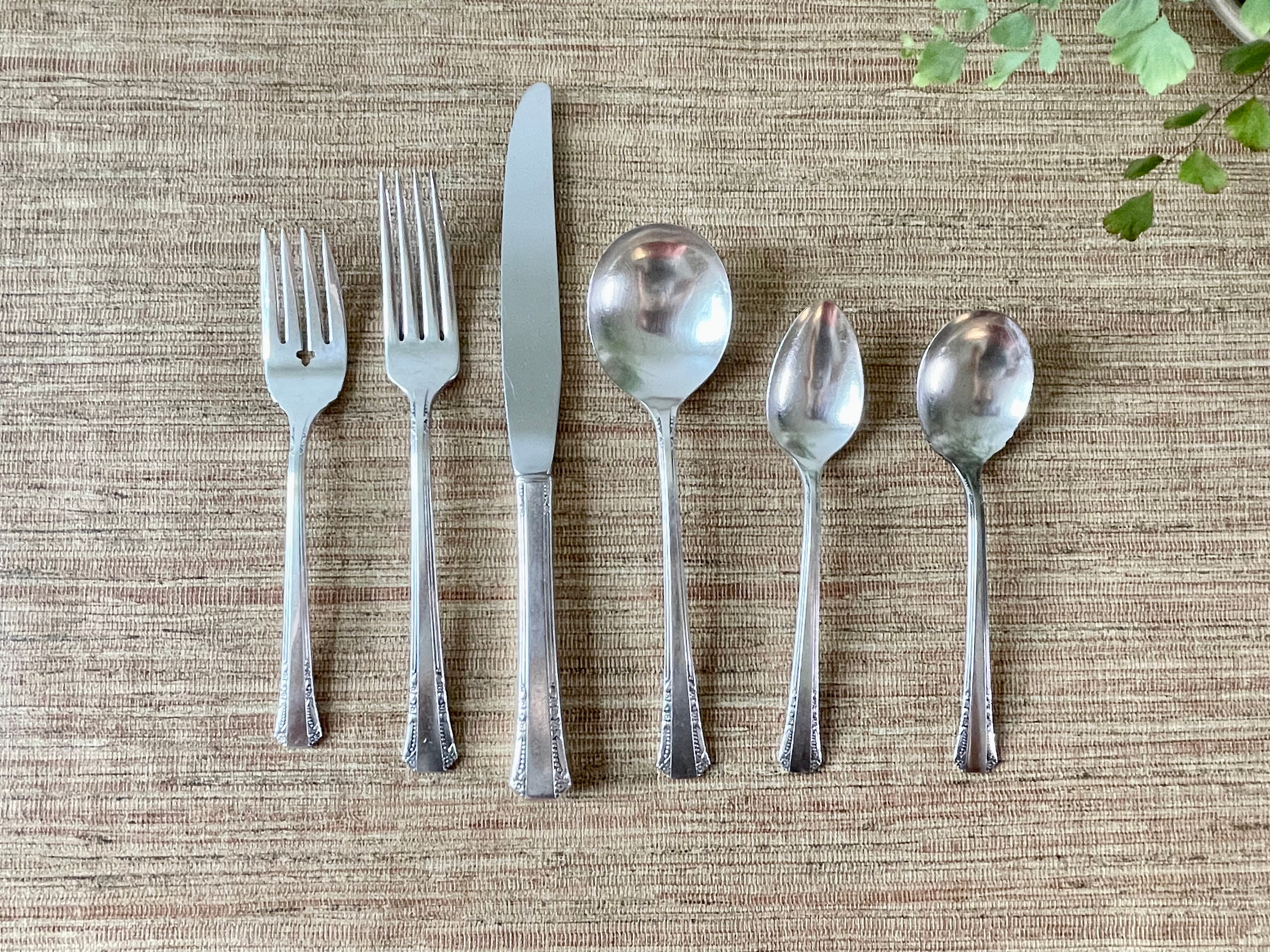 1881 Rogers Oneida Ltd. Del Mar Silver Plate - 17 Piece Flatware