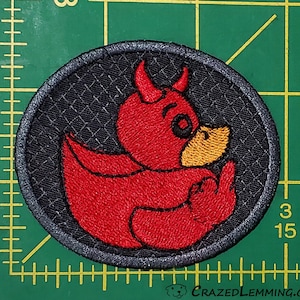 Diablo pato de goma grosero con el dedo medio. Parche bordado - Termoadhesivo