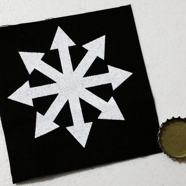 Patch punk sérigraphié Chaos à coudre encre blanche sur toile noire