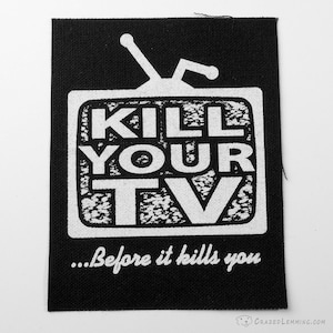 Mata a tu televisor antes de que te mate a ti. Parche punk para coser, serigrafiado a mano.