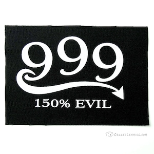 Puede incluir: Parche termoadhesivo negro con texto blanco y un número estilizado blanco "999" con una cola que apunta hacia la derecha. El texto dice "150% EVIL".