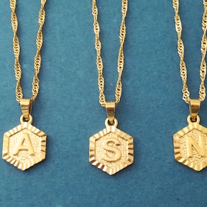 Colar hexagonal em aço inoxidável com inicial em ouro • Colar com letra inicial do nome em ouro 16K • Colar com pingente personalizado • Presente para a mãe