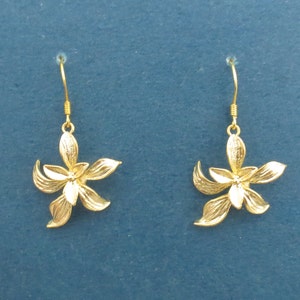 Flower earrings, Gold floral earrings, Dangle earrings, Lily earrings, Calla lily earrings, Gold earrings, Pendant earrings, Gift earrings
