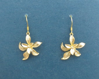 Flower earrings, Gold floral earrings, Dangle earrings, Lily earrings, Calla lily earrings, Gold earrings, Pendant earrings, Gift earrings