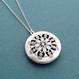 Vintage style locket necklace, Diffuser locket necklace, Family photo necklace, Gift for family, Gift for mom, Gift for grandma