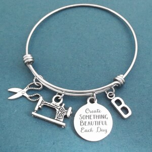 Pulsera personalizada, Pulsera con inicial de letra, Crea ALGO HERMOSO cada día, Máquina de coser, Brazalete de tijeras, Regalo para ella