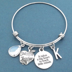 Se necesita un gran corazón para enseñar mentes pequeñas, Personalizado, Piedra, Color, Letra, Inicial, Maestro Especial, Brazalete, Pulsera, Regalo, Joyería