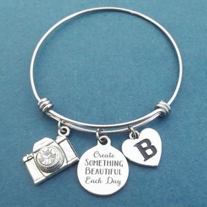 Personalisiert, Buchstabe, Initiale, erstellen Sie jeden Tag etwas Schönes, Kubik, Objektiv, Kamera, Herz, Silber, Armreif, Armband, Geschenk, Schmuck