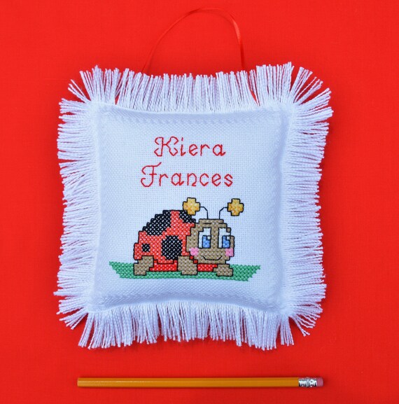 Almohada para bebe mariquita punto de cruz personalizado bordado con el nombre del bebe y fecha de nacimiento regalo unico para bebes recien nacidos o recuerdo Etsy Mexico