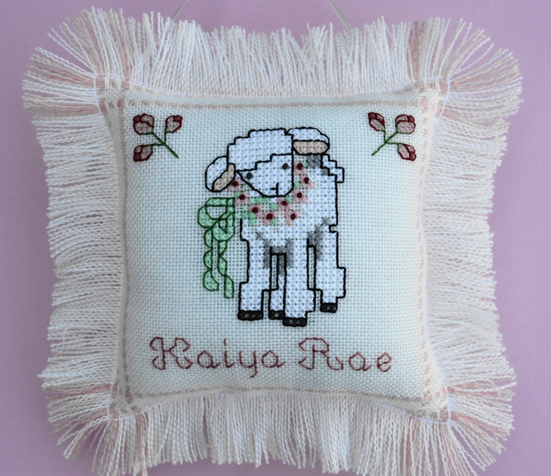 Almohada de punto de cruz de cordero de beb personalizada
