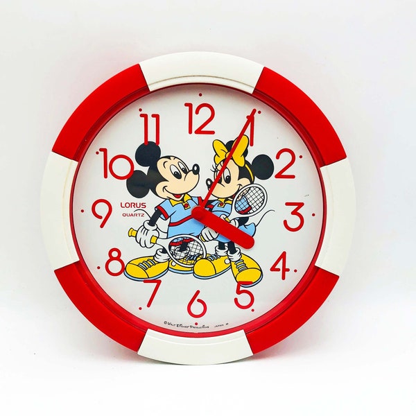 Horloge murale Disney. Tennis Mickey et Minnie Mouse vintage des années 1980. Cadre en acrylique rouge/blanc de 25,4 cm. Excellent garde-temps. Mouvement à quartz japonais Lorus.