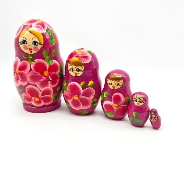 Set di bambole matrioska da 5 pezzi, bambole russe che nidificano. Dipinto a mano, arte popolare sovietica vintage. Statuette decorative con ornamenti in legno da collezione