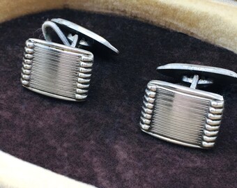 Mid 20th Century Gents Retro Jewellery Accessory 1950s 1960s Gold Tone Metal /& Pearlised Grey Acrylic Oval Centres Vintage Mens Cufflinks