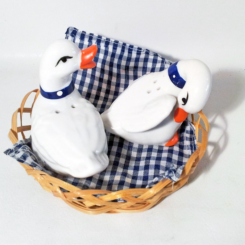 Vintage Duck Salt /& Pepper Shakers Retro Cruet Set Collectible Kitchenalia Pottery Tableware Dispensers Novelty Ceramic Duckling Figurines
