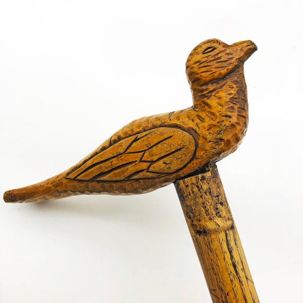 Bâton de marche vintage. Canne en bois effilée sculptée à la main avec poignée d'oiseau. Pointe en caoutchouc. Trekking unique fait à la main de 34,5 po de long, aide à la randonnée