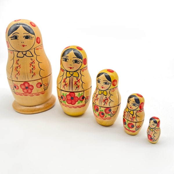 Ensemble de 5 poupées matriochka, poupées gigognes russes de l'URSS. Figurines décoratives d'ornement en bois peint et fabriqué à la main d'art populaire soviétique vintage