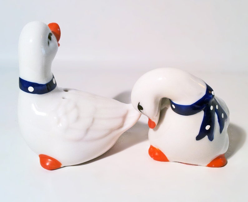 Vintage Duck Salt /& Pepper Shakers Retro Cruet Set Collectible Kitchenalia Pottery Tableware Dispensers Novelty Ceramic Duckling Figurines