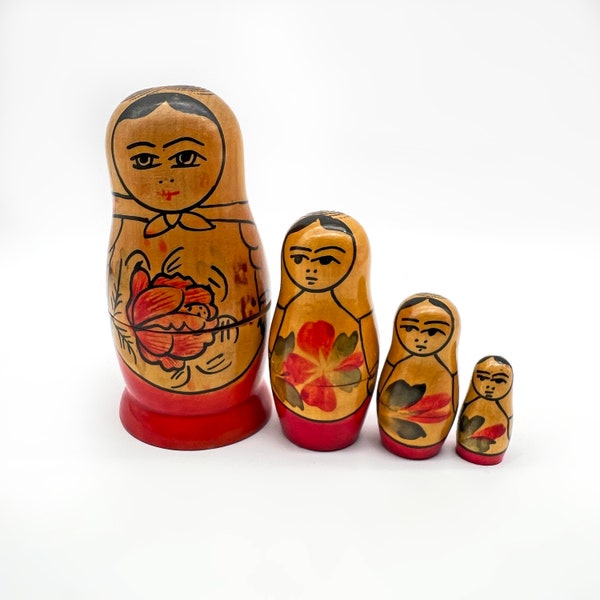 Set di bambole Matrioska da 4 pezzi, bambole russe che nidificano. Statuette decorative con ornamento in legno da collezione, arte popolare sovietica vintage, dipinte a mano