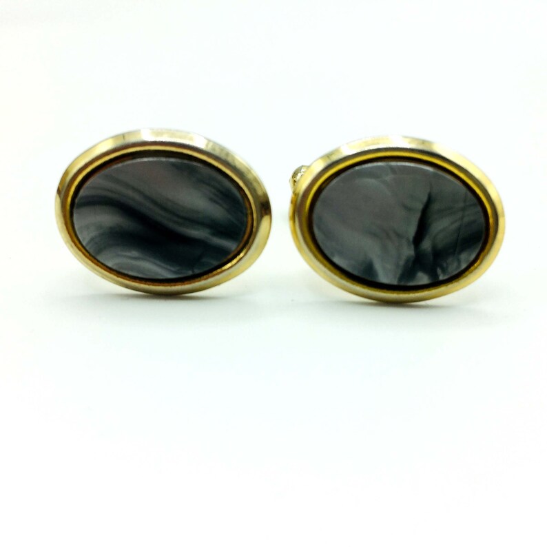 Mid 20th Century Gents Retro Jewellery Accessory 1950s 1960s Gold Tone Metal /& Pearlised Grey Acrylic Oval Centres Vintage Mens Cufflinks